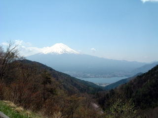旅ニケーション 山梨旅行 御坂峠 河口湖越しに富士山を望む