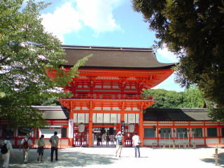 旅ニケーション  京都旅行　下鴨神社　糺の森を抜けた先の楼門　