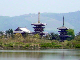 旅ニケーション　奈良旅行・奈良観光　西の京　大池越しの薬師寺