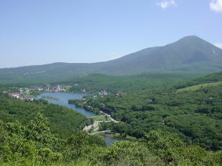 旅ニケーション　長野（信州）旅行　ビーナスライン　白樺湖越しに見える蓼科山