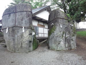 三ツ石神社【旅ニケーション】